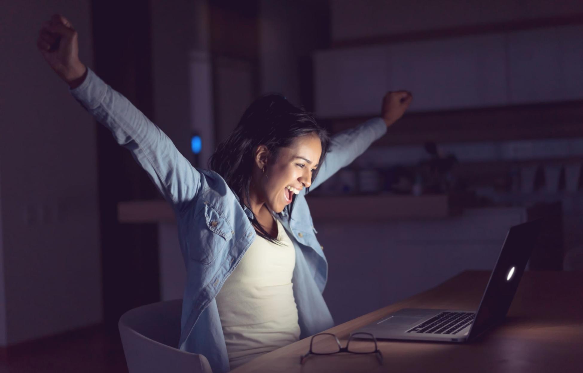 Diverse Gruppe von Teilnehmern während einer kollaborativen Coding-Session